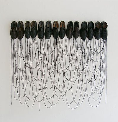 Obra con zapatos del artista Sakir Gökçebag